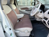 足元スッキリ、運転席・助手席。外に降りることなく運転席と助手席の移動も可能です