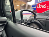 BSW(後側方車両検知警報)ブザーとともに、ブレーキを制御することで車両をもとの車線内に戻すような力を短時間発生させ、車両との接触を回避するようドライバーのステアリング操作をアシストします。