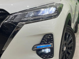 【LEDヘッドライト】悪天候や夜間走行時も良好な視界を確保し安心して運転できる高輝度LEDヘッドライトを装備!点灯速度が早く、消費電力も抑えられています。