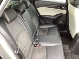 前席が最適な運転ポジションを取るために足元が広くとっており、後部座席の足元もゆったりと座ることができます。長時間でもストレス軽減になるよう、かかとを引くことができるように設計されています!