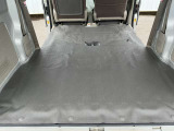 シートを倒すとBOXカーならではのより広い荷室です