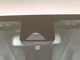 【トヨタセーフティセンス】走行中に前方の車両等を認識し、衝突しそうな時は警報とブレーキで衝突回避と被害軽減をアシスト。より安全にドライブをお楽しみいただけます。