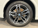 【BMWアロイホイル】軽量かつ強度に拘ったアロイホイル。走行性能ポテンシャルを引き出す設計。車の足元を引き締めてくれる大きなポイントはアロイホイルです。