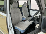 【運転席・助手席】内装ルームクリーニング済みです。しっかり綺麗にしていますので、是非、お確かめください。車に自信があるからこそ、是非一度ご来店頂き内外装も見てもらえると幸いです。