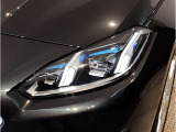 BMWの伝統の丸目4灯ヘッドライトでございます。LEDライトで視認性もよく明るく安全性の向上につながります。