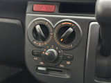 【エアコン】空気の入れ替え、快適な車内環境づくりの必須装備。エアコンちゃんとついてます。ダイヤル式で直感的な操作ができますね!