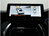 サイドクリアランスビュー表示中に、旋回時の運転操作に合わせて自動で車両を斜め後方から見たような映像を表示。