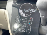 【オートエアコン】一度お好みの温度に設定すれば、車内の温度を検知し風量や温度を自動で調整。暑い&hellip;寒い&hellip;と何度もスイッチ操作をする必要はありません。快適な車内空間には必須の機能ですね♪