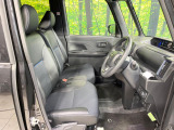 運転席まわりには十分なスペースがあり、大柄な方でもゆったり運転していただける環境です。