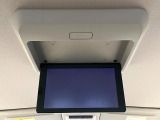 【フリップダウンモニター】大画面モニターで後席でもエンタメをお楽しみいただけます。小さなお子様にも大人気の装備です♪