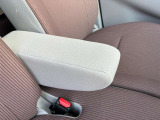 運転席横には大きなアームレストを装備。
