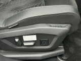 運転席メモリー付電動シート&マルチポイントランバーサポート(内蔵された8つのマルチポイントが空気圧により膨張収縮し、肩から腰部をサポート。ロングドライブ時のストレスを緩和してくれます。