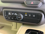 【オートエアコン】一度お好みの温度に設定すれば、車内の温度を検知し風量や温度を自動で調整。暑い&hellip;寒い&hellip;と何度もスイッチ操作をする必要はありません。快適な車内空間には必須の機能ですね♪