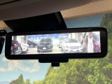 【インテリジェントルームミラー】後席の大きな荷物や同乗者で後方が確認しづらい時でも安心!カメラが撮影した車両後方の映像をルームミラー内に表示。クリアな視界で状況の確認が可能です!