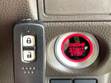 【Hondaスマートキー】カバンやポケットに入れたままでもドアの施錠・解錠が可能なスマートキーを装備。エンジンのオン・オフ時もカギを取り出す必要が無いからとっても便利です♪
