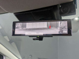 インテリジェントルームミラー搭載で、車の後方に設置されたカメラ映像を映し出してシートバックやヘッドレスト、同乗者に視界が遮られることがなく視認性が非常に良いです