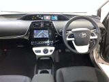 運転席周りのレイアウトをご覧ください。ナビゲーションが綺麗に装着されすっきり収まってますね!