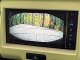 【バックカメラ】駐車時に後方がリアルタイム映像で確認できます。大型商業施設や立体駐車場での駐車時や、夜間のバック時に大活躍!運転スキルに関わらず、今や必須となった装備のひとつです!