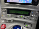 【オートエアコン】一度お好みの温度に設定すれば、車内の温度を検知し風量や温度を自動で調整。暑い&hellip;寒い&hellip;と何度もスイッチ操作をする必要はありません。快適な車内空間には必須の機能ですね♪