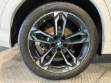 【BMWアロイホイル】軽量かつ強度に拘ったアロイホイル。走行性能ポテンシャルを引き出す設計。車の足元を引き締めてくれる大きなポイントはアロイホイルです。