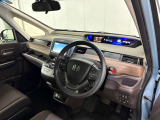 ハンドル前にティッシュなどを収納できるスペースがあったりと快適な運転席周りとなっています♪