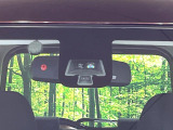 【エマージェンシーブレーキ】走行中に前方の車両等を認識し、衝突しそうな時は警報とブレーキで衝突回避と被害軽減をアシスト。より安全にドライブをお楽しみいただけます。