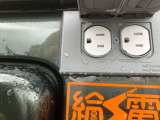 外部給電コンセント内部