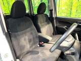 運転席まわりには十分なスペースがあり、大柄な方でもゆったり運転していただける環境です。