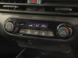 【オートエアコン】一度お好みの温度に設定すれば、車内の温度を検知し風量や温度を自動で調整。暑い&hellip;寒い&hellip;と何度もスイッチ操作をする必要はありません。快適な車内空間には必須の機能ですね♪