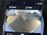 【バックモニター】後ろのカメラの映像がモニターに映し出されるので、後方の見えない死角や、障害物との距離感などもしっかり安全確認することができます!