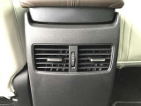 後部座席にもエアコン吹き出し口がしっかり装備されています。