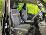 運転席まわりには十分なスペースがあり、大柄な方でもゆったり運転していただける環境です。