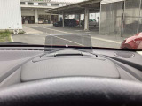 運転視界の遠方上方に虚像を投影することで前を見ながら情報の視認ができます。本当にドライバーが必要な情報を適切に伝え、楽しんで頂くことを考えた新世代装備です。※虚像は1.5m前方に浮かぶイメージです。