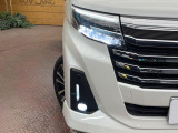 【LEDヘッドライト】悪天候や夜間走行時も良好な視界を確保し安心して運転できる高輝度LEDヘッドライトを装備!点灯速度が早く、消費電力も抑えられています。