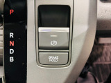 電子制御パーキングブレーキ、ブレーキホールド搭載!パーキングブレーキは手動で解除スムーズな発進が可能。ブレーキホールドは停車中に、ブレーキペダルを踏み続けなくても、自動的にブレーキを保持する機能です。