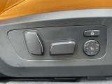 【メモリー機能付きパワーシート】運転手が代わってもボタン一つで設定ポジションに。常にご自身のドライブ設定が整います。