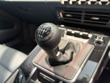 【7速M/T】確かな操作感のマニュアル・トランスミッション。PDKに比べ約30kg軽量。オートブリップにより、シフト操作に集中できます。