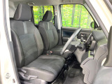 運転席まわりには十分なスペースがあり、大柄な方でもゆったり運転していただける環境です。