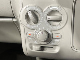 寒い冬も暑い夏も全席に快適な空調を届けてくれる、ダイヤル式エアコンを装備♪