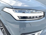 【LEDヘッドライト】ハイビームを先行車や対向車にあてず、その両サイドではハイビーム照射を維持。見える範囲が段違いに広くなりました。北欧神話に登場するトールハンマーをモチーフにデザイン。