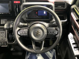 インテリアに合わせたデザインのステアリングは、運転される方のことも考え、運転しやすい形状、大きさです。是非一度、実際に触ってお確かめください。