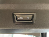 電動パワーゲートです。開閉がボタン1つで開け閉め行えます。また、状況に応じてのトランクハッチ開閉量を簡単に設定可能です。スマートオープナーも便利な機能です。ぜひお試しください。