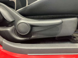 運転席はご自身の適切な運転ポジションへ移動可能なラチェットが付いております。