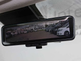 車両後方を映し出します・スマートルームミラー装備です。