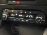 【左右独立型フルオートエアコン】運転席と助手席でそれぞれお好みの温度に設定可能。同乗者にも配慮した、快適な空調をお届け致します。