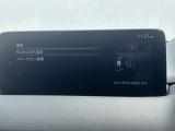 お手元のスマートフォンと接続して頂く事で使用可能な「Apple CarPlay/Android Auto」電話の応答は勿論、メッセージの受信やLINE、音楽接続からナビアプリの使用まで幅広く活躍致します。