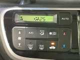 【オートエアコン】一度お好みの温度に設定すれば、車内の温度を検知し風量や温度を自動で調整。暑い&hellip;寒い&hellip;と何度もスイッチ操作をする必要はありません。快適な車内空間には必須の機能ですね♪