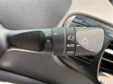 【オートライト(AUTO)】外の明るさをシステムが感知して、自動でヘッドライトが点灯します。ヘッドライトをつけ忘れを防ぐ便利機能です。