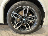 【BMWアロイホイル】軽量かつ強度に拘ったアロイホイル。走行性能ポテンシャルを引き出す設計。車の足元を引き締めてくれる大きなポイントはアロイホイルです。