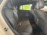 メルセデスのシートは少し硬めになっております。長時間の運転の際、適度な反発があることでお尻や腰の負担を減らす効果が御座います。